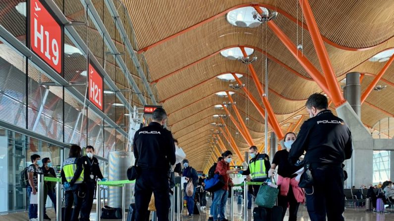 La policía española controla a los pasajeros a su llegada de París el 16 de mayo de 2020 en el aeropuerto Adolfo Suárez de Madrid-Barajas (España). (Gabriel Bouys/AFP vía Getty Images)
