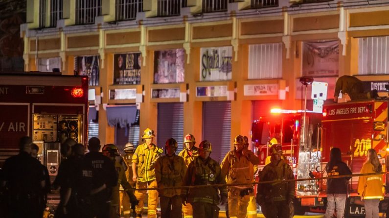 Un bombero camina cerca de los camiones de bomberos después de que un incendio en un edificio comercial de un solo piso provocara una explosión en el Distrito de Toy del centro de Los Ángeles el 16 de mayo de 2020. (Foto de APU GOMES/AFP vía Getty Images)