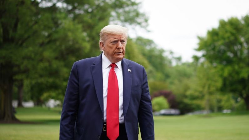 El presidente de los Estados Unidos Donald Trump camina por el Jardín Sur al regresar a la Casa Blanca en Washington el 17 de mayo de 2020. (Mandel Ngan/AFP vía Getty Images)
