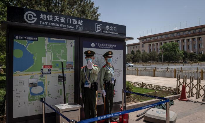 Policías militares vigilan cerca del Gran Salón del Pueblo (atrás) en Beijing, China, el 18 de mayo de 2020. (NICOLAS ASFOURI / AFP a través de Getty Images)