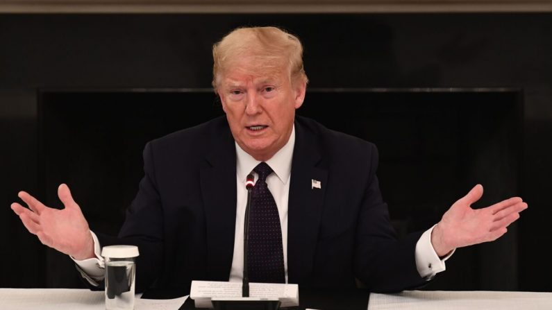 El presidente Donald Trump durante una reunión con ejecutivos de restaurantes en el comedor estatal de la Casa Blanca en Washington el 18 de mayo de 2020. (BRENDAN SMIALOWSKI/AFP a través de Getty Images)