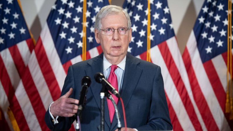 El líder de la mayoría del Senado de los Estados Unidos, Mitch McConnell,(R-Ky), habla con los medios de comunicación después del almuerzo semanal de política del Senado republicano en el Capitolio en Washington, DC, el 19 de mayo de 2020. (SAUL LOEB/AFP a través de Getty Images)

