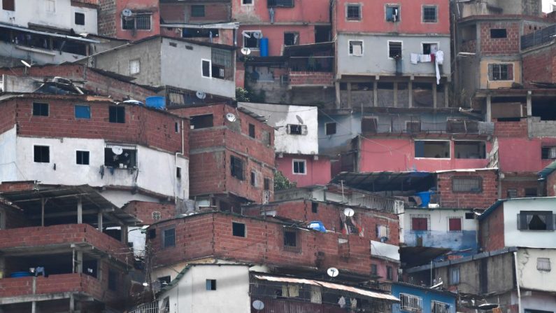 Vista de las antenas parabólicas de DirecTV instaladas en las casas del barrio de Petare en Caracas (Venezuela) el 19 de mayo de 2020. (FEDERICO PARRA/AFP vía Getty Images)