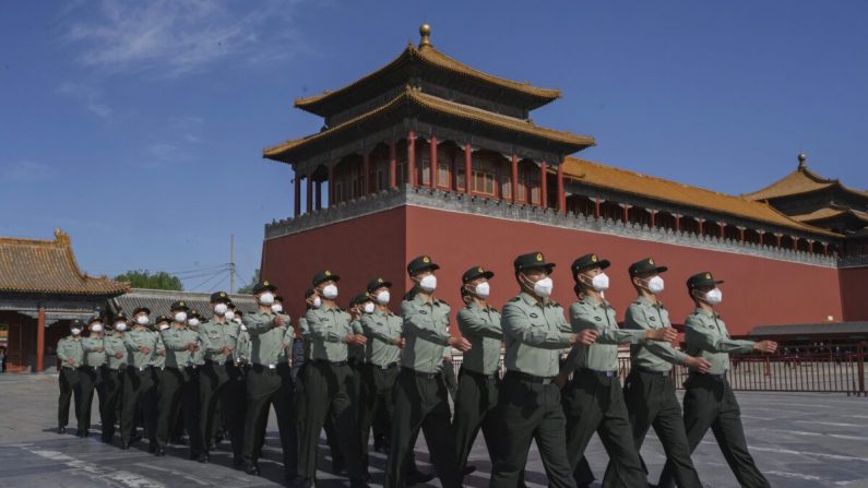 Policías paramilitares marchan afuera de la Ciudad Prohibida, cerca de la Plaza Tiananmen en Beijing, China, el 20 de mayo de 2020. (Kevin Frayer/Getty Images)