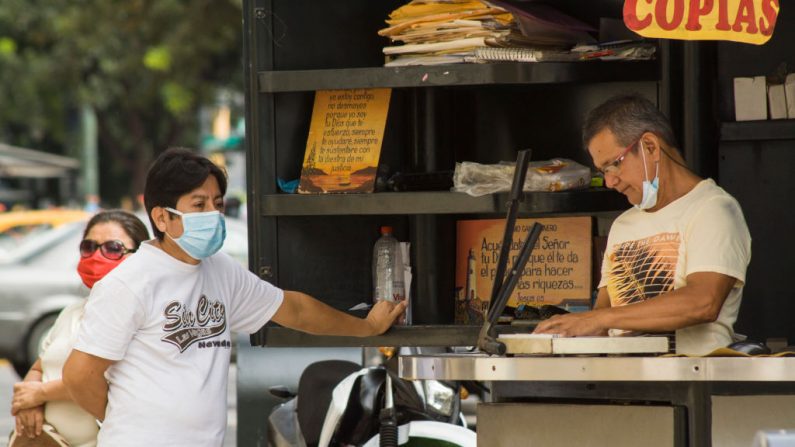 Imagen ilustrativa. Un empleado de la oficina local comienza su trabajo después de la activación del semáforo amarillo el 20 de mayo de 2020 en Guayaquil, Ecuador. (Eduardo Maquilon/Getty Images/Getty Images)