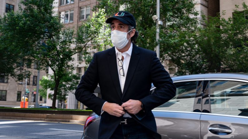 Michael Cohen, exabogado del Presidente Trump, llega a su casa de Park Avenue el 21 de mayo de 2020 en la ciudad de Nueva York. (David Dee Delgado/Getty Images)
