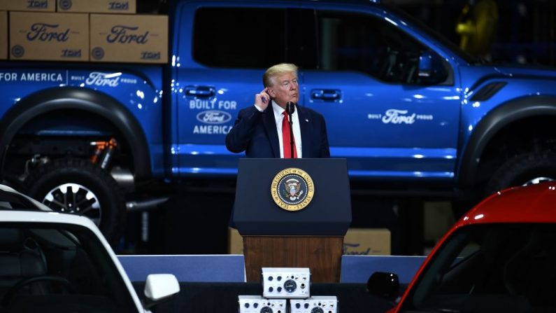 El presidente de los Estados Unidos, Donald Trump, hace un gesto mientras habla durante una visita a la planta de Ford Rawsonville, que se ha convertido en una fábrica de equipos médicos y de protección personal en Ypsilanti, Michigan, el 21 de mayo de 2020. (Foto de BRENDAN SMIALOWSKI/AFP vía Getty Images)