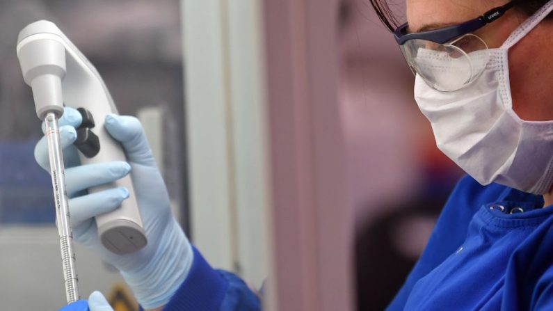 Un empleado trabaja en un laboratorio al sudeste de Inglaterra, el 15 de mayo de 2020, donde los científicos están tratando de desarrollar una vacuna oral para la enfermedad COVID-19. (BEN STANSALL/AFP vía Getty Images)