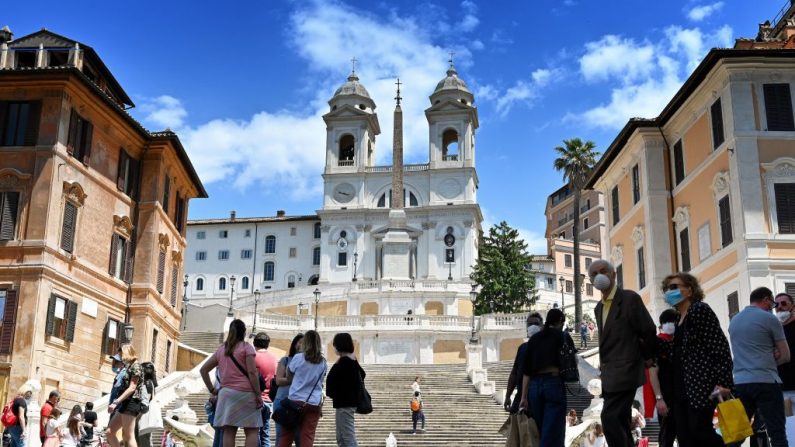 La gente se pasea frente a la Plaza de España, en el centro de Roma (Italia), el 23 de mayo de 2020, mientras el país alivia su bloqueo después de más de dos meses, con el fin de frenar la propagación de la infección COVID-19, causada por el virus del PCCh. (ALBERTO PIZZOLI/AFP vía Getty Images)