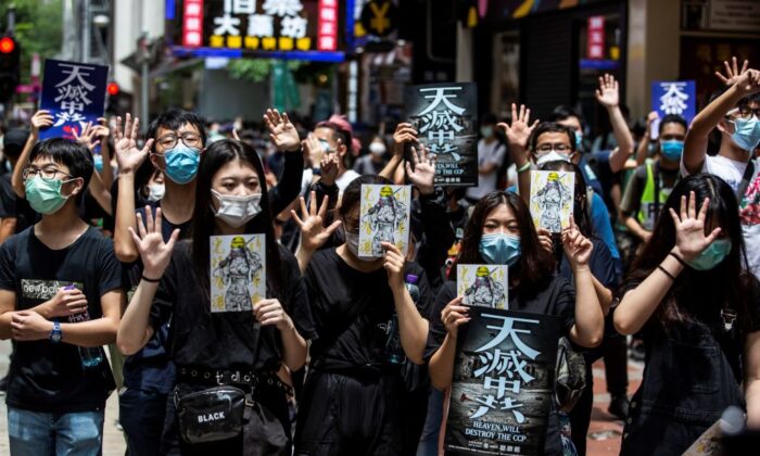 Los manifestantes prodemocracia de Hong Kong se reúnen en el distrito de Causeway Bay de Hong Kong el 24 de mayo de 2020. (Isaac Lawrence/AFP vía Getty Images)