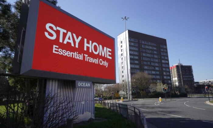 Un televisor gigante sobre la autopista A57 insta a la gente a quedarse en casa en Manchester, Inglaterra, el 26 de marzo de 2020. (Christopher Furlong/Getty Images)