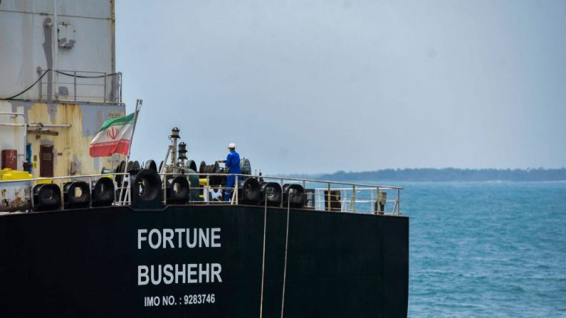 El petrolero Fortune, de bandera iraní, atracado en la refinería de El Palito tras su llegada a Puerto Cabello en el estado norteño de Carabobo, Venezuela, el 25 de mayo de 2020. (AFP via Getty Images)