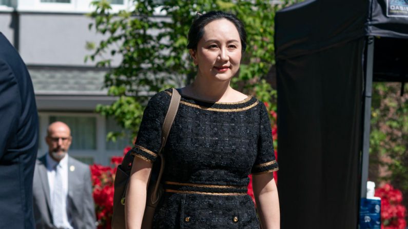Meng Wanzhou, directora financiera de Huawei, sale de su casa para ir al Tribunal Supremo de BC el 27 de mayo de 2020 en Vancouver, Canadá. Meng está luchando por la extradición a Estados Unidos y ha estado bajo arresto domiciliario en Vancouver durante casi un año y medio. (RichLam/Getty Images)