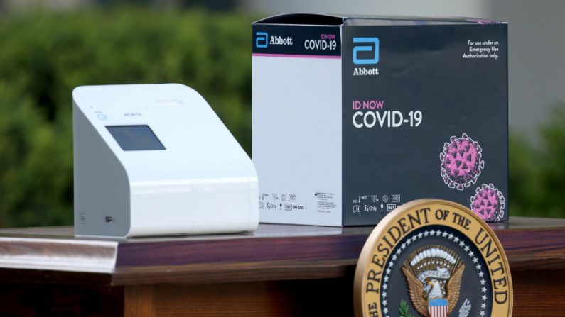 Un nuevo kit de prueba COVID-19 desarrollado por Abbott Labs en el Rose Garden de la Casa Blanca en Washington el 30 de marzo de 2020. (Win McNamee / Getty Images)
