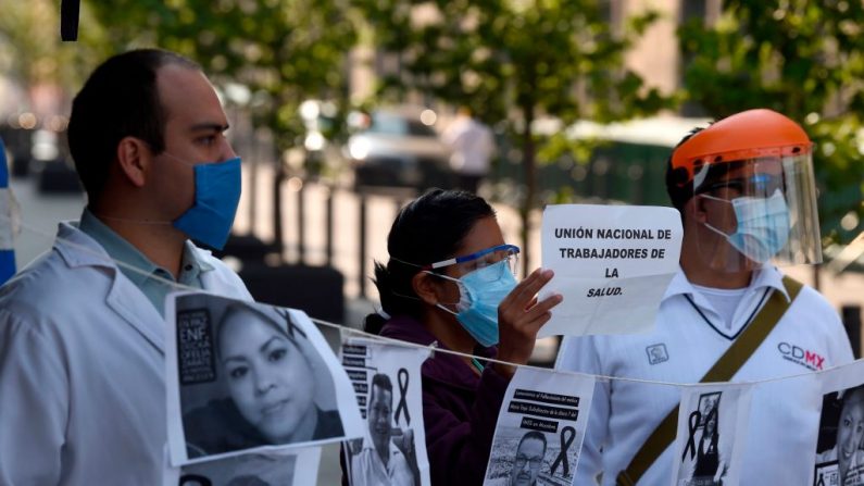 Trabajadores de la salud participan en una protesta para exigir mejores condiciones de trabajo junto al Palacio Nacional, en la Ciudad de México (México), el 29 de mayo de 2020 en medio de la pandemia del covid-19. (ALFREDO ESTRELLA/AFP vía Getty Images)