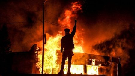 Ciudades en llamas, pero nadie se atreve a llamarlo insurrección comunista