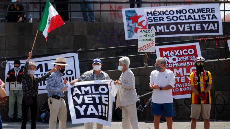 Los manifestantes participan en una protesta contra el gobierno del presidente mexicano Andrés Manuel López Obrador (ALMO) y su manejo de la pandemia del COVID-19, en Guadalajara, Estado de Jalisco, México, el 30 de mayo de 2020. (ULISES RUIZ/AFP vía Getty Images)