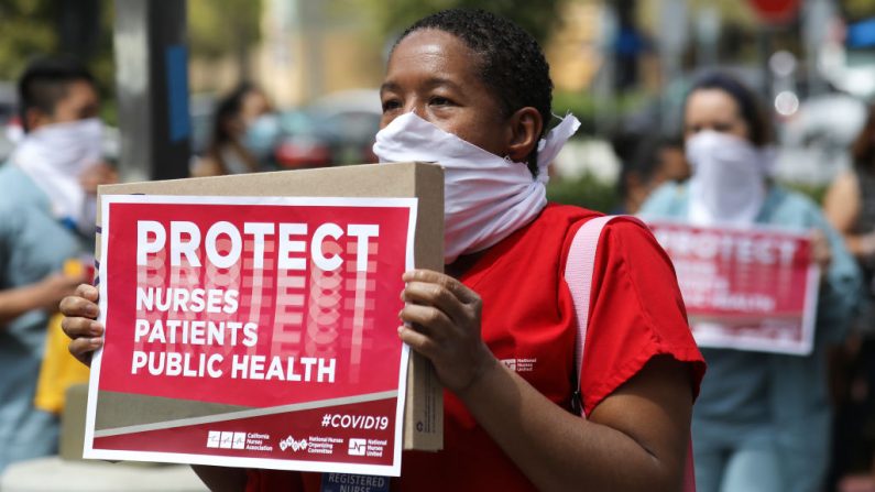 Enfermeros y simpatizantes protestan por la falta de equipo de protección personal disponible en el Centro Médico UCI en medio de la pandemia del virus del PCCh, en Orange, California, el 3 de abril de 2020. (Mario Tama/Getty Images)
