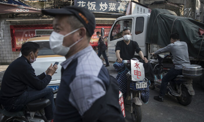 Los trabajadores migrantes están esperando trabajo en la calle en Wuhan, China, el 9 de abril de 2020. (Getty Images)
