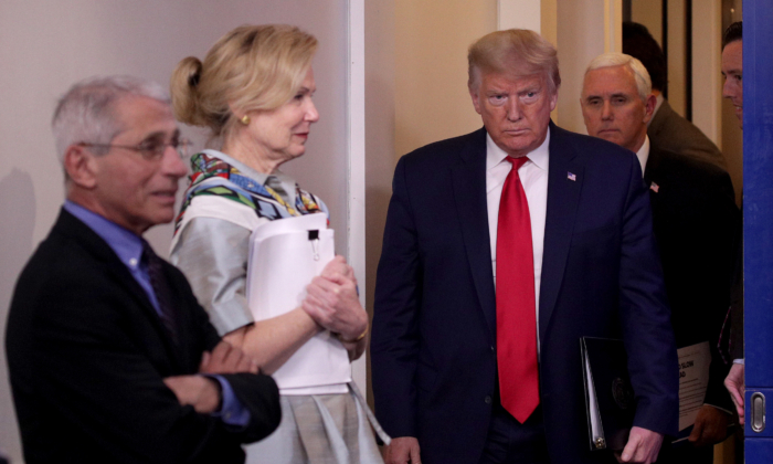 El presidente Donald Trump, seguido por el vicepresidente Mike Pence, entra en una sesión informativa del grupo de trabajo sobre el Coronavirus de la Casa Blanca en la sala de prensa Brady de la Casa Blanca en Washington el 9 de abril de 2020. (Alex Wong/Getty Images)