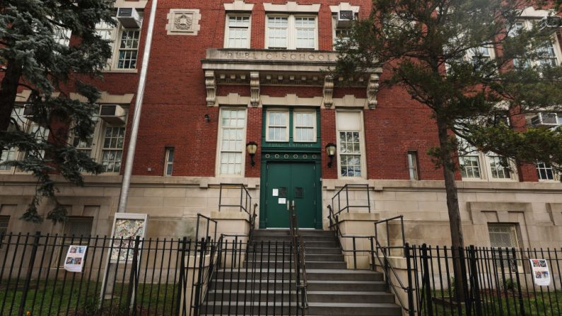 Una escuela pública el 14 de abril de 2020 en el barrio de Brooklyn de la ciudad de Nueva York. (Spencer Platt/Getty Images)