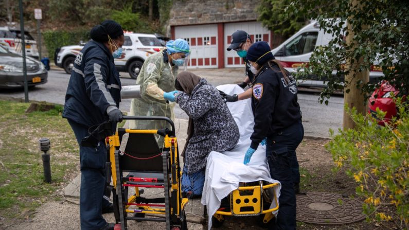 Paramédicos transportan a un paciente anciana con síntomas de COVID-19 a un hospital, el 17 de abril de 2020, en Yonkers, Nueva York. (John Moore/Getty Images)
