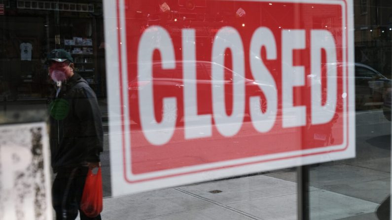 Una tienda está cerrada en la ciudad de Nueva York el 21 de abril de 2020. (Spencer Platt/Getty Images)