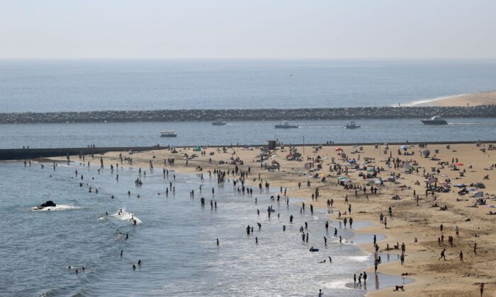 Se ve a la gente reunida en la playa estatal de Corona del Mar en Newport Beach, California, el 25 de abril de 2020. (Michael Heiman/Getty Images)