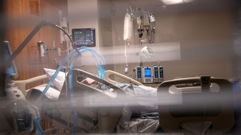 Los tubos de ensayo cuelgan junto a un hombre con COVID-19 en un ventilador en la Unidad de Cuidados Intensivos del Hospital de Stamford en Stamford, Connecticut, el 24 de abril de 2020. (John Moore / Getty Images)
