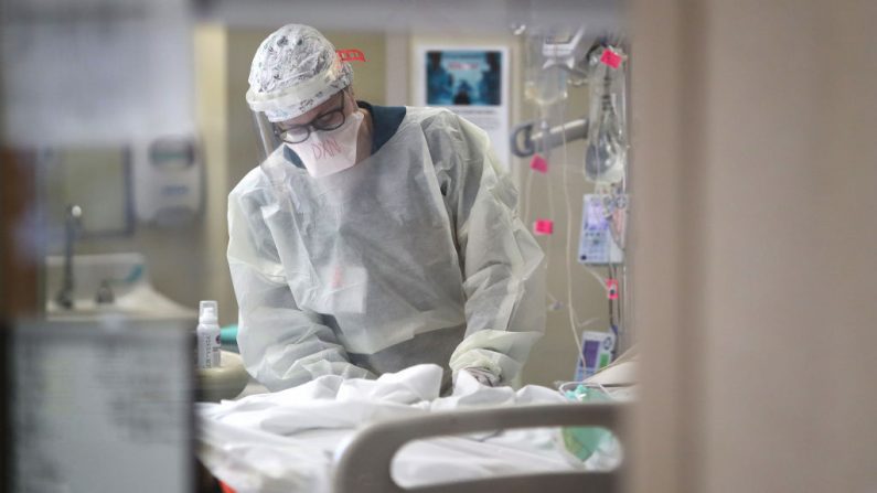 Una enfermera trata a un paciente con coronavirus en la unidad de cuidados intensivos de un hospital el 1 de mayo de 2020 en Leonardtown, Maryland. (Win McNamee/Getty Images)
