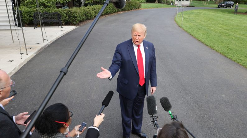 El presidente de los Estados Unidos Donald Trump habla con los periodistas en el Jardín Sur mientras sale de la Casa Blanca hacia Camp David el 01 de mayo de 2020 en Washington, DC. (Chip Somodevilla/Getty Images)
