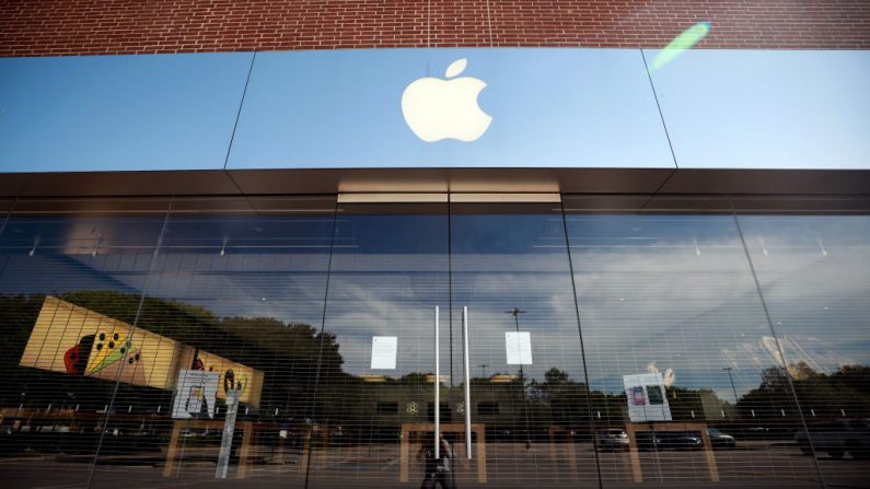 Una tienda Apple cerrada el 01 de mayo de 2020, en Fort Worth, Texas. (Tom Pennington/Getty Images)