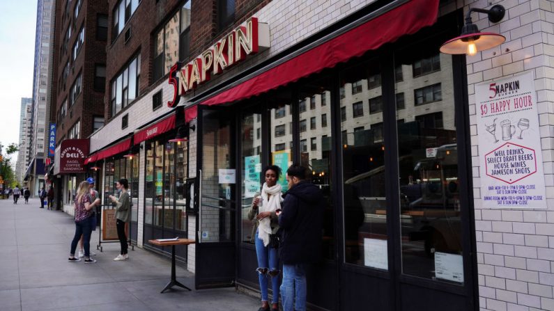 La gente bebe cócteles fuera de un restaurante durante la pandemia de COVID-19, el 2 de mayo de 2020 en la ciudad de Nueva York (EE.UU.). (Cindy Ord/Getty Images)