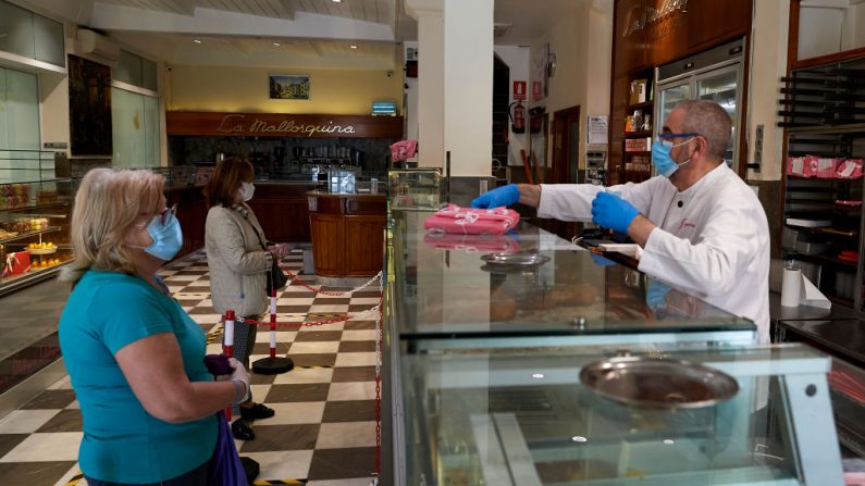 Foto tomada en una panadería durante el segundo día de reapertura al público después de 51 días de cierre por el virus del PCCh el 05 de mayo de 2020 en Madrid, España. (Carlos Alvarez/Getty Images)