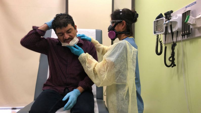 Un paciente es examinado por un asistente médico antes de recibir una prueba de hisopado para el COVID-19 en una clínica el 5 de mayo de 2020 en Stamford, Connecticut. (John Moore/Getty Images)