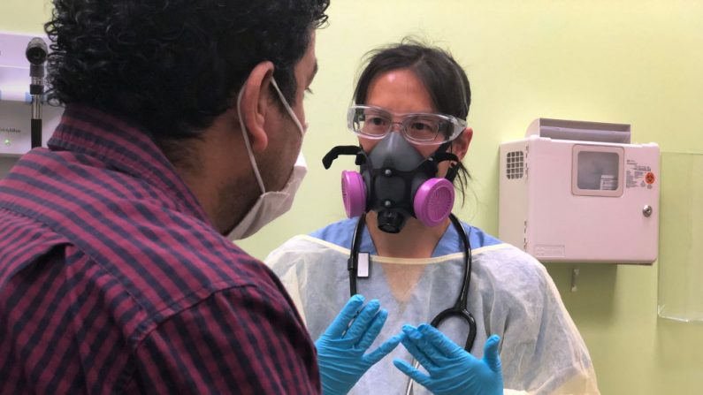 Un paciente es revisado por un asistente médico antes de recibir un hisopado para COVID-19 en una clínica en Stamford, Conn. el 5 de mayo de 2020. (John Moore/Getty Images)