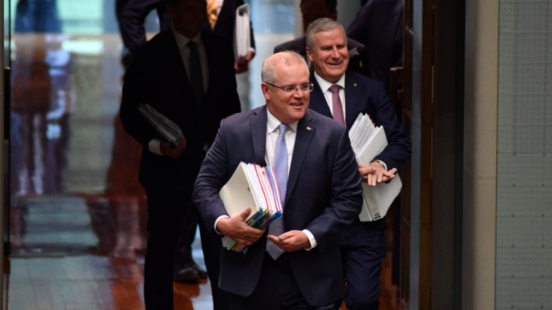El Primer Ministro Scott Morrison y el Viceprimer Ministro Michael McCormack llegan para el Turno de Preguntas a la Casa del Parlamento en Canberra, Australia, el 14 de mayo de 2020. (Sam Mooy/Getty Images)
