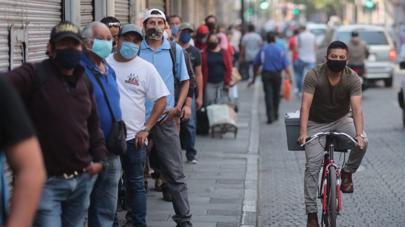 La gente hace cola para acceder a la calle Corregidora donde hay tiendas de productos de construcción durante la emergencia sanitaria para frenar la propagación de COVID-19 el 20 de mayo de 2020 en la Ciudad de México, México. (Foto de Hector Vivas/Getty Images)