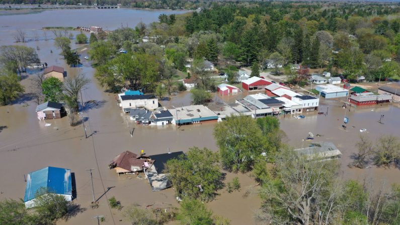 Vista aérea de la calle principal que se inunda después de que el agua del río Tittabawassee rompiera una presa cercana el 20 de mayo de 2020 en Sanford, Michigan. (Gregory Shamus/Getty Images)