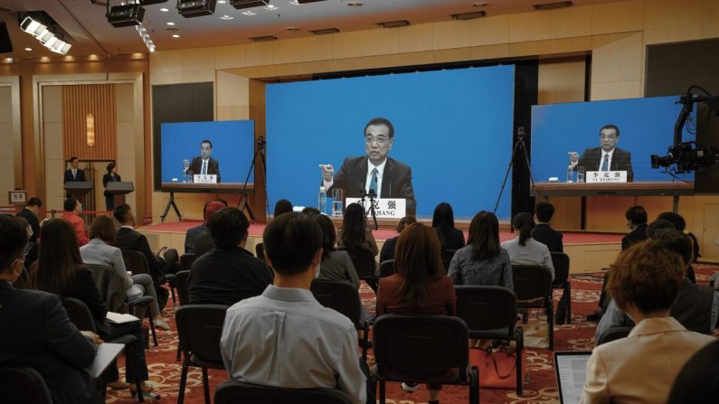 El primer ministro chino, Li Keqiang, habla en la conferencia de prensa del Gran Salón del Pueblo luego del cierre de la reunión anual de la legislatura títere en Beijing, China, el 28 de mayo de 2020. (Andrea Verdelli/Getty Images)