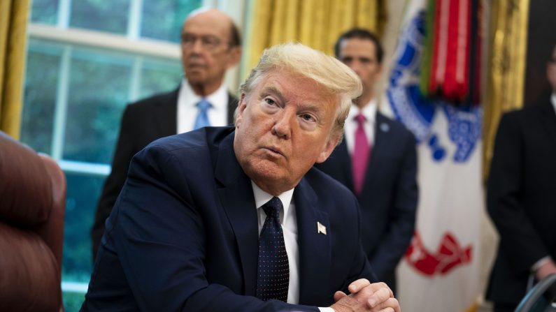 El presidente de los Estados Unidos, Donald Trump, recibe una sesión informativa sobre la temporada de huracanes de 2020 en la Oficina Oval el 28 de mayo de 2020 en Washington, DC. (Doug MIlls-Pool/Getty Images)