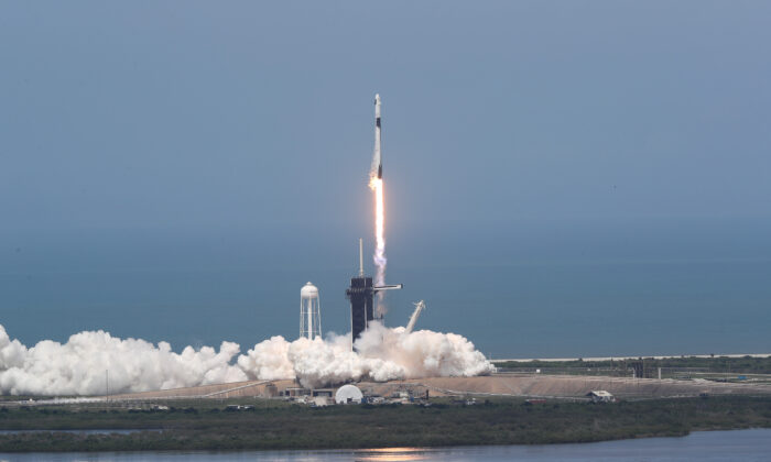 El cohete SpaceX Falcon 9 con la nave espacial tripulada, Crew Dragon, despega de la plataforma de lanzamiento 39A en el Centro Espacial Kennedy, en Cabo Cañaveral, Florida, el 30 de mayo de 2020. (Joe Raedle/Getty Images)