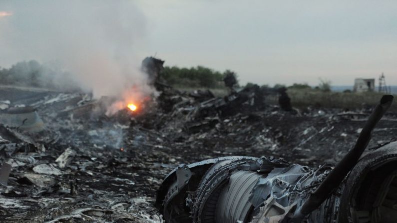 Una fotografía ilustrativa tomada el 17 de julio de 2014 muestra los restos de un avión de pasajeros siniestrado. (El crédito de la foto debe decir DOMINIQUE FAGET/AFP vía Getty Images)

