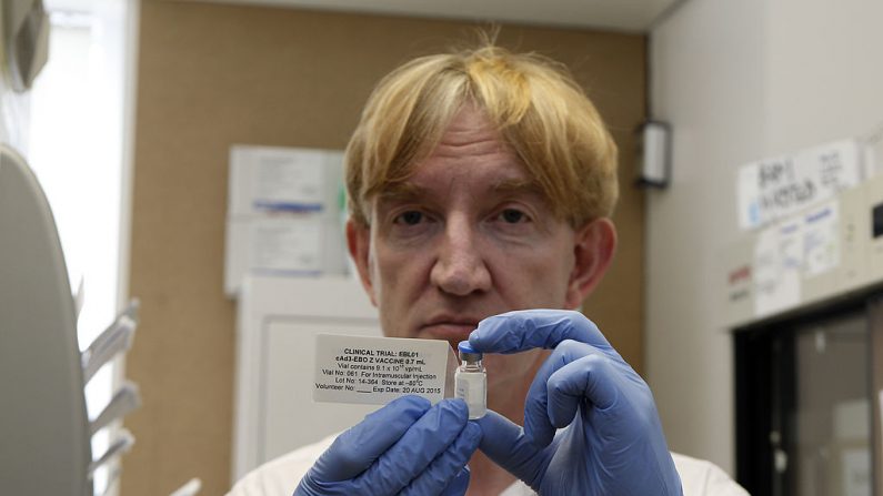 El Profesor Adrian Hill, Director del Instituto Jenner, e Investigador Jefe de los ensayos con la vacuna del ébola llamada Chimp Adenovirus tipo 3 (ChAd3), sostiene la vacuna del ébola llamada Chimp Adenovirus tipo 3 (ChAd3) en una imagen de archivo del 17 de septiembre de 2014 en Oxford, Inglaterra. (Steve Parsons-WPA Pool/Getty Images)