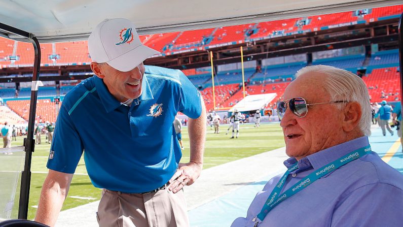 El exentrenador en jefe de los Delfines de Miami, Don Shula, a la derecha, saluda al entrenador en jefe Joe Philbin antes de que los Delfines se encontraran con los Jets de Nueva York en un partido en el Sun Life Stadium en Miami Gardens, Florida, el 28 de diciembre de 2014. (Chris Trotman / Getty Images)
