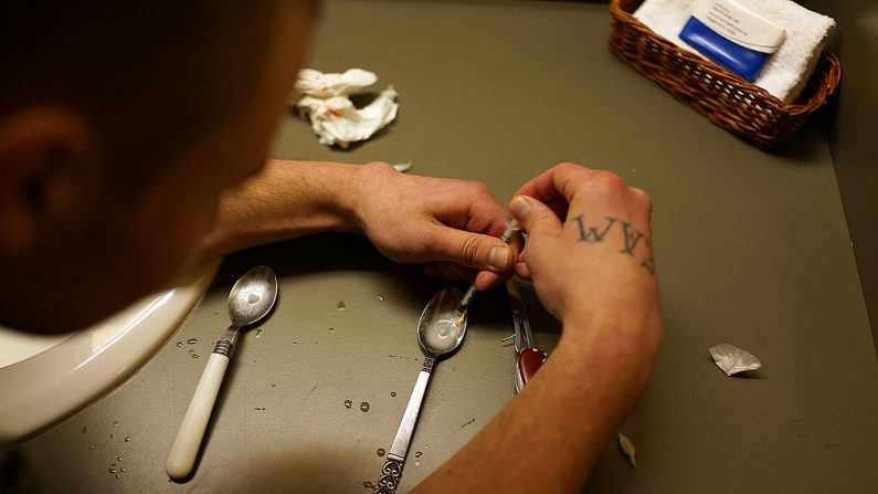 Las drogas son preparadas para ser inyectadas por vía intravenosa por un usuario adicto a la heroína el 6 de febrero de 2014 en St. Johnsbury, Vermont (EE.UU.) (Foto de Spencer Platt/Getty Images)