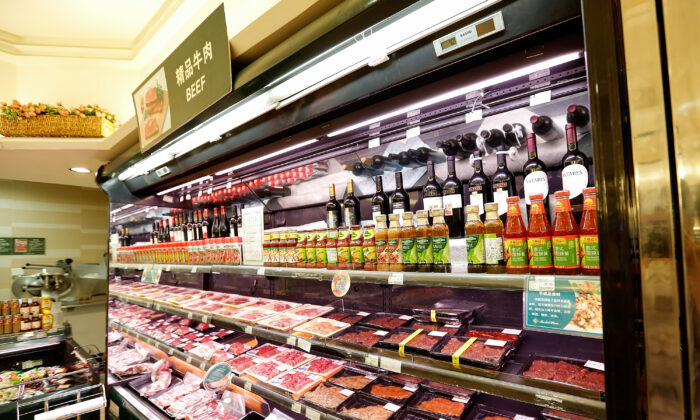Paquetes de carne de vacuno importados de Australia se exhiben a la venta en los supermercados el 17 de junio de 2015 en Beijing, China. (Lintao Zhang/Getty Images)