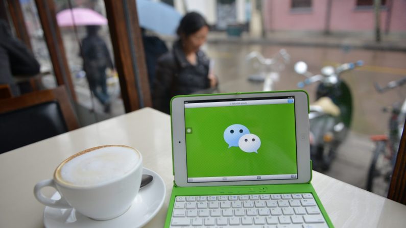 Un logo de la plataforma china de mensajería instantánea llamada WeChat en un dispositivo móvil el 12 de marzo de 2014. (Peter Parks/AFP/Getty Images)