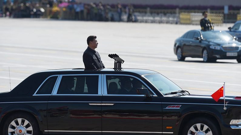 El líder chino Xi Jinping es llevado a inspeccionar las tropas en un desfile militar para conmemorar el 70 aniversario del final de la Segunda Guerra Mundial el 3 de septiembre de 2015 en Beijing, China. (Wang Zhao/Pool/Getty Images)