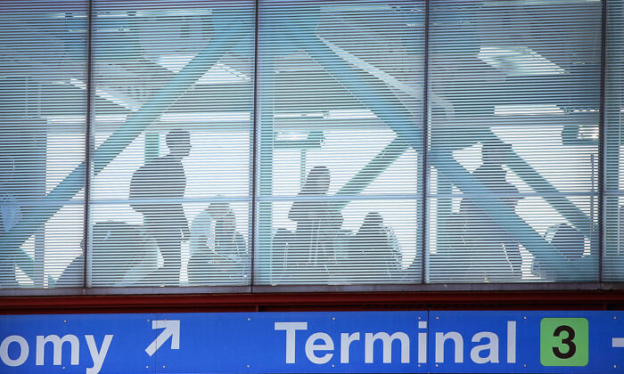 Los pasajeros cruzan un puente peatonal al llegar a los vuelos del Aeropuerto Internacional O'Hare en Chicago, Illinois, el 23 de mayo de 2014. (Scott Olson/Getty Images)